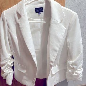 Very cute white blazer, great material and quality!